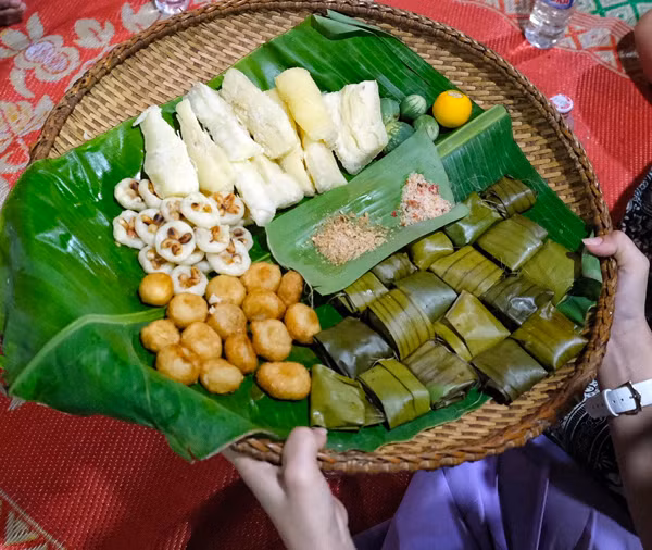 Các loại bánh làm từ củ mì phục vụ tại làng du lịch cộng đồng Mơ Hra. Ảnh: M.C