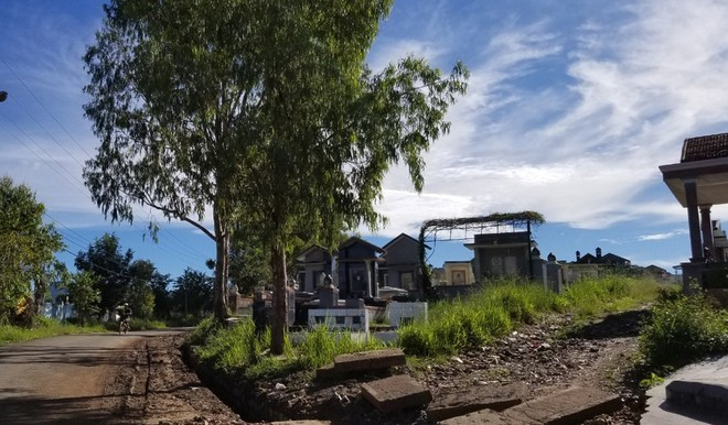 Nghĩa trang Thánh Mẫu, nơi nghi can Tuấn hiếp dâm bé T. ẢNH: LÂM VIÊN