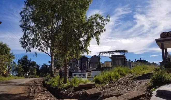 Nghĩa trang Thánh Mẫu, nơi nghi can Tuấn hiếp dâm bé T. ẢNH: LÂM VIÊN