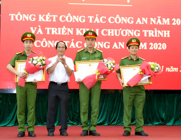 Chủ tịch UBND tỉnh Võ Ngọc Thành trao bằng khen cho các tập thể thuộc Công an tỉnh có thành tích xuất sắc trong đấu tranh phòng-chống tội phạm. Ảnh: THÚY TRINH