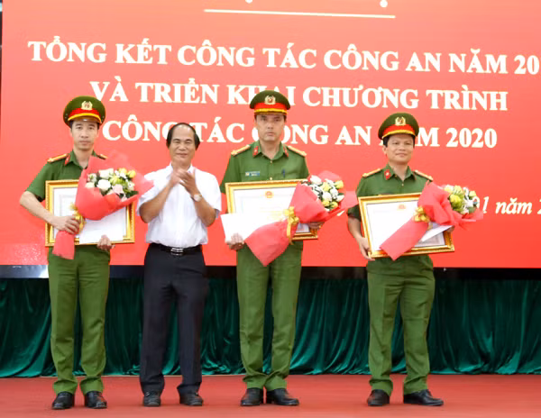 Chủ tịch UBND tỉnh Võ Ngọc Thành trao bằng khen cho các tập thể thuộc Công an tỉnh có thành tích xuất sắc trong đấu tranh phòng-chống tội phạm. Ảnh: THÚY TRINH