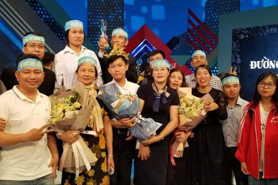 Người thân chia sẻ chiến thắng cùng Vũ Quốc Anh trong lần dự thi Olympia. Ảnh: NVCC