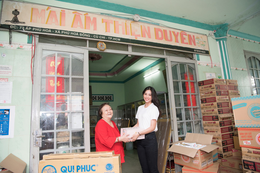 Gặp gỡ Má Mười - người cưu mang hơn 100 mảnh đời bất hạnh tại mái ấm Thiện Duyên, dàn người đẹp đều vô xúc động khi nghe những câu chuyện xoay quanh cuộc sống về những con người nơi đây. Đáp lại tấm lòng mà dàn hậu trao gửi, người đứng đầu mái ấm còn tặng bức tranh handmade đầy giá trị cho các vị khách trong dịp ghé thăm lần này.