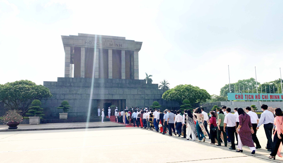 Đoàn những người làm báo tiêu biểu vào thăm Lăng Chủ tịch Hồ Chí Minh. Ảnh Phương Linh