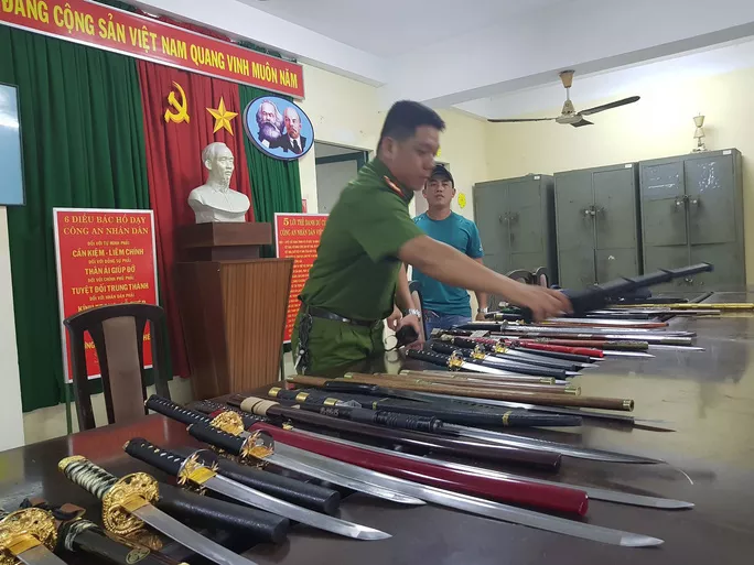 Tang vật công an thu giữ từ một nhóm đòi nợ Tang vật công an thu giữ từ một nhóm đòi nợ