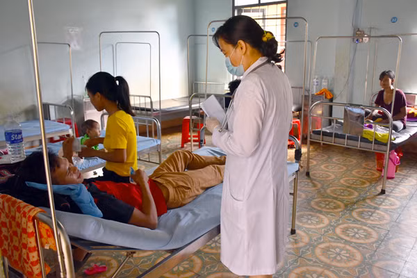 Bác sĩ thăm khám cho người dân điều trị tại Trung tâm Y tế huyện Mang Yang. Ảnh: H.P