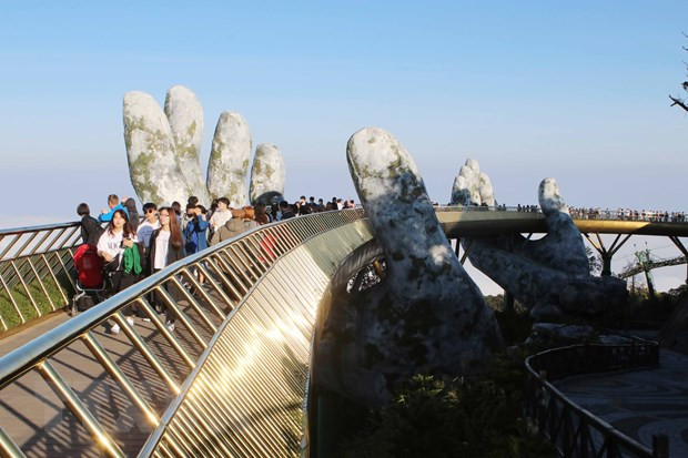 Khách đến tham quan Khu du lịch Bà Nà Hills (Đà Nẵng) sẽ được giảm giá vé và dịch vụ để khuyến khích người dân đi du lịch nội địa. (Nguồn: TTXVN)