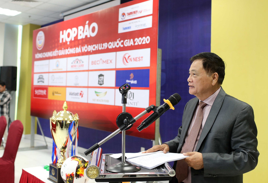 Ông Nguyễn Công Khế - Chủ tịch Hội đồng quản trị Tập đoàn truyền thông Thanh Niên, Trưởng Ban tổ chức giải U19 Quốc gia 2020 phát biểu. Ảnh: Đức Đăng