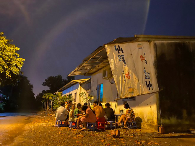 Mỗi tối, gia đình ông Hơn tập trung ở đầu khu tạm cư để hóng mát và trò chuyện ẢNH: TRUNG DU
