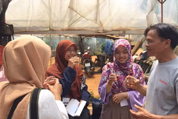 Sinh viên Indonesia đi tìm hiểu tại vườn cà phê của ông Sơn đầu năm 2020 - Ảnh: NVCC