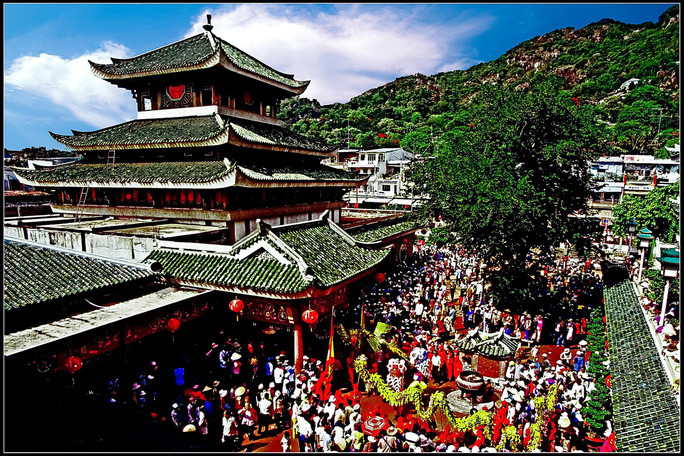 Lễ hội Vía Bà Chúa Xứ Núi Sam đón hàng triệu lượt khách mỗi năm. Ảnh: Ngọc Minh