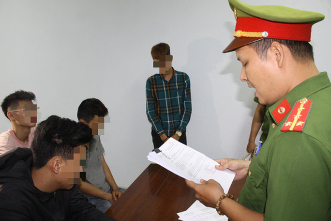 Cơ quan công an tống đạt các quyết định khởi tố và cấm đi khỏi nơi cư trú đối với 2 thanh niên tổ chức bốc đầu xe trên cầu Rồng