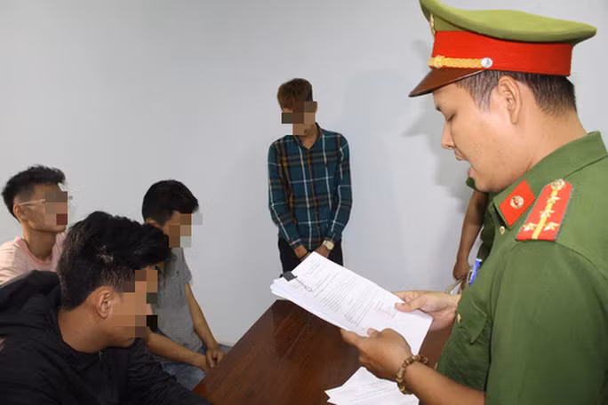 Cơ quan công an tống đạt các quyết định khởi tố và cấm đi khỏi nơi cư trú đối với 2 thanh niên tổ chức bốc đầu xe trên cầu Rồng