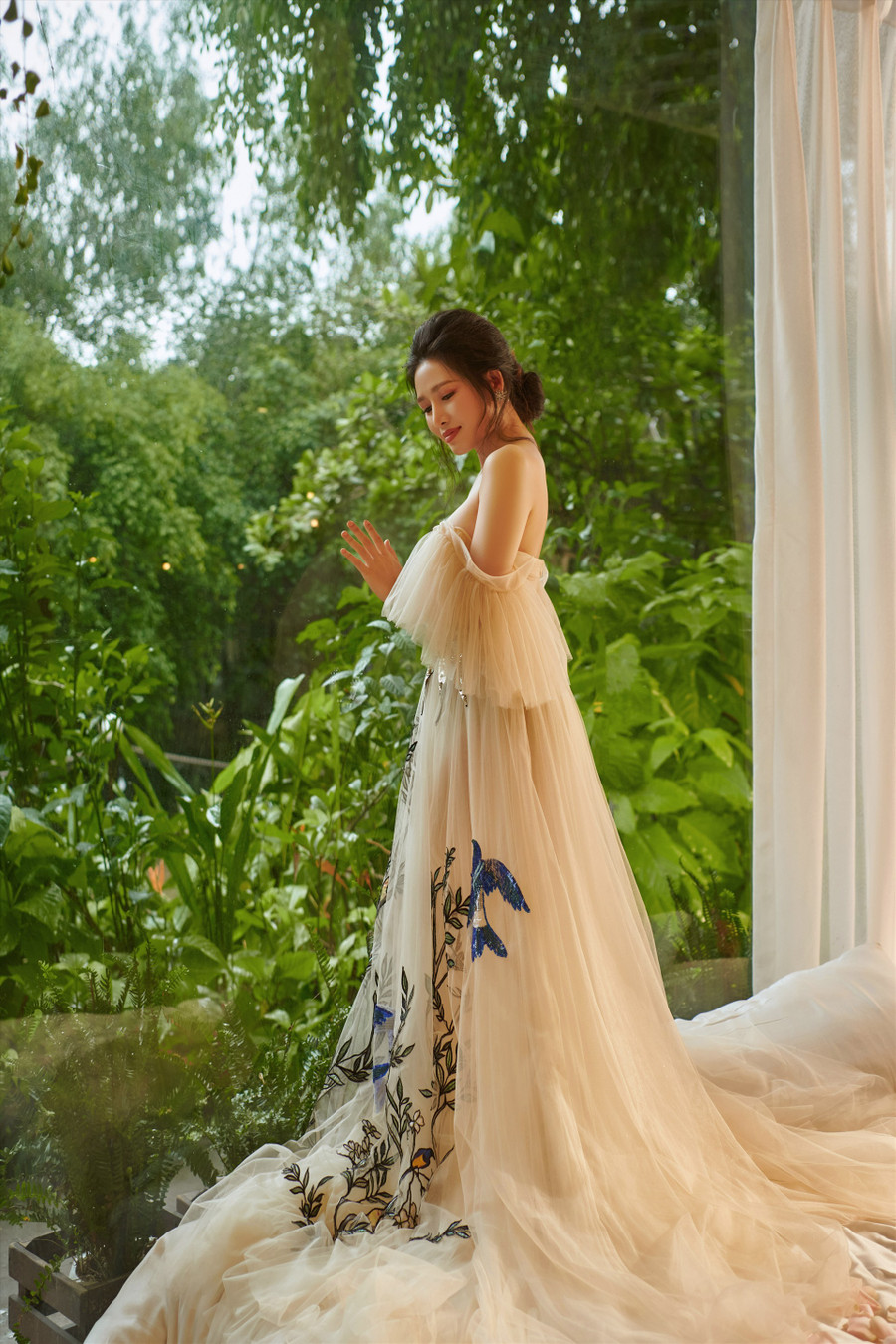 Cô chọn cuộc sống an yên ở nghệ thuật. Ảnh: NSCC