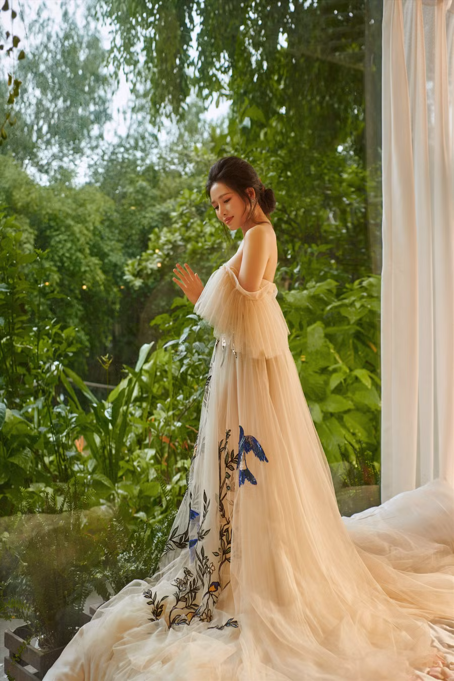 Cô chọn cuộc sống an yên ở nghệ thuật. Ảnh: NSCC