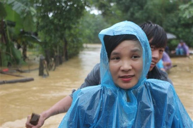 Phóng viên Hạnh Nguyên, báo Đại Đoàn Kết, trong lần tác nghiệp đưa tin về mưa lũ tại huyện Hương Khê, Hà Tĩnh. (Ảnh: Hoàng Ngà/TTXVN) Phóng viên Hạnh Nguyên, báo Đại Đoàn Kết, trong lần tác nghiệp đưa tin về mưa lũ tại huyện Hương Khê, Hà Tĩnh. (Ảnh: Hoàng Ngà/TTXVN)