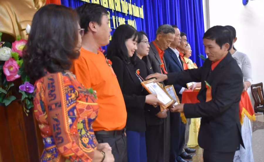 Ông Nguyễn Văn Thủy-Chủ tịch Hội Chữ thập đỏ TP. Pleiku thừa ủy quyền của Chủ tịch UBND TP. Pleiku trao giấy khen cho các tập thể có thành tích xuất sắc trong công tác Hội. Ảnh: Hà Phương