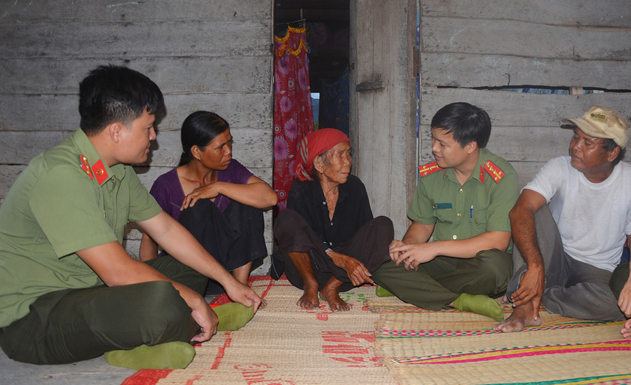  Đại úy Phan Hồng Kông (thứ 2 từ phải sang) và cán bộ Công an huyện Krông Pa đến thăm gia đình bà Kpă H'Ri (buôn Phùm, xã Ia Rsươm). Ảnh: T.T