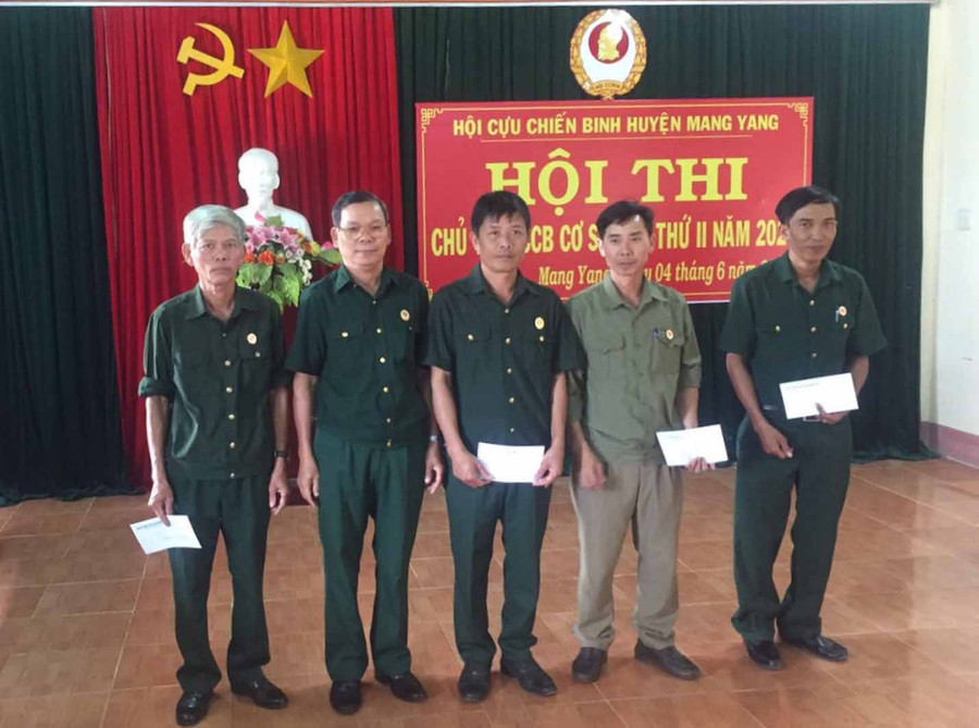 Ban tổ chức trao giải cho các thí sinh tại hội thi. Ảnh: Hà Phương