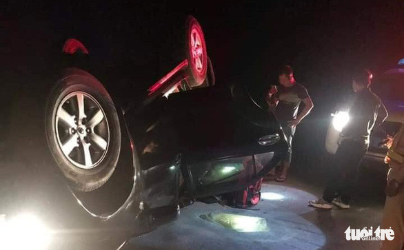  Xe nghi phạm dùng chở ma túy đá bị lật - Ảnh: V.TƯỜNG