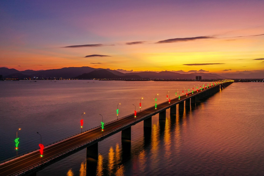 Hoàng hôn cầu Thị Nại