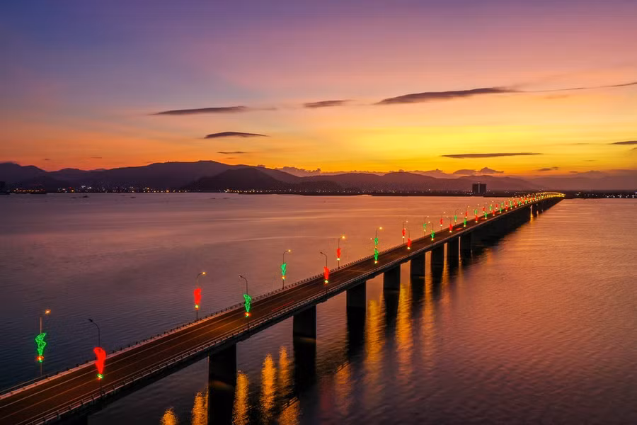 Hoàng hôn cầu Thị Nại