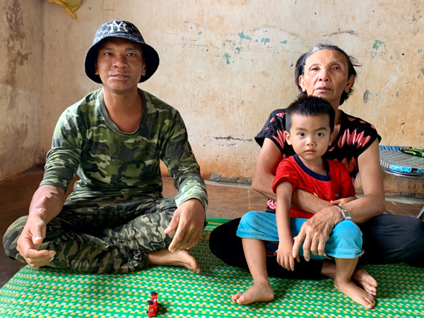Anh Thành cùng con trai sống dựa vào thu nhập ít ỏi của bà Xuyến từ việc thu nhặt ve chai. Ảnh: N.N Anh Thành cùng con trai sống dựa vào thu nhập ít ỏi của bà Xuyến từ việc thu nhặt ve chai. Ảnh: N.N