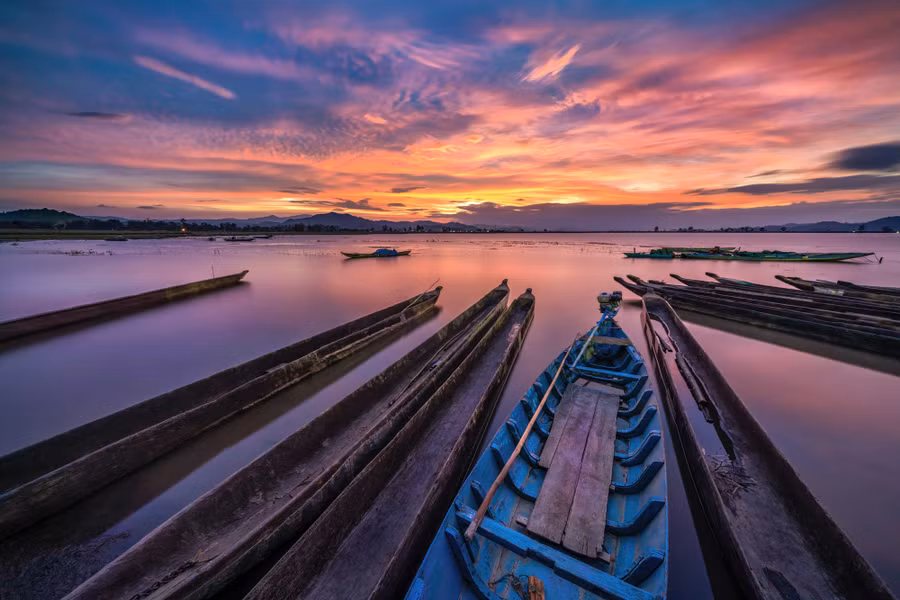 Một số thắng cảnh thiên nhiên nổi danh ở vùng núi rừng như núi lửa Chư Đăng Ya, hồ Lak, hồ Tà Đùng, Biển hồ Pleiku…