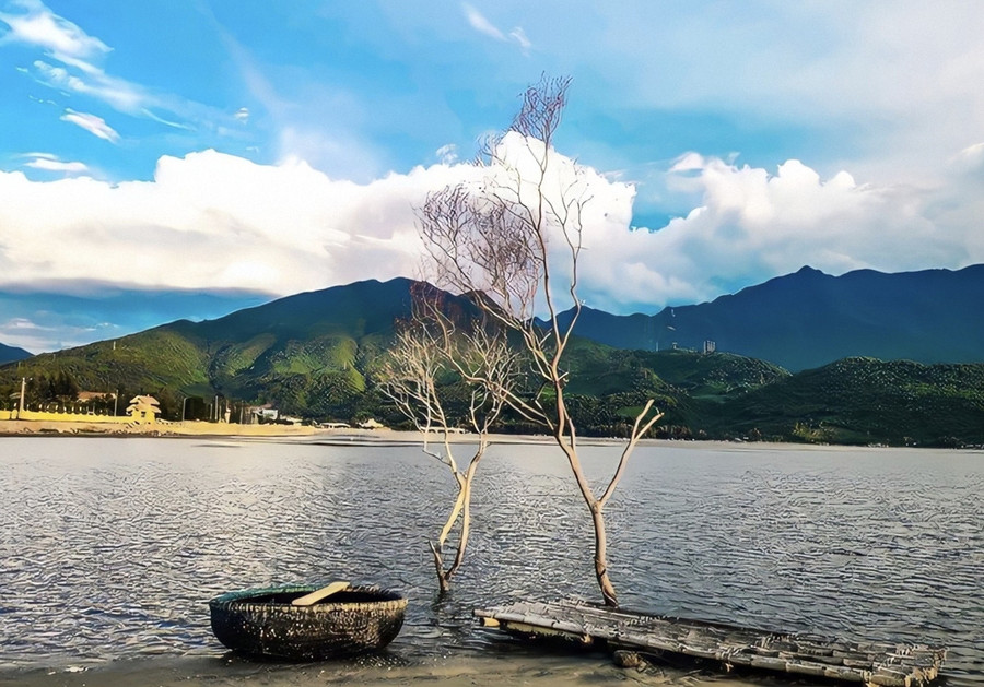 Nhiều tiểu cảnh, thuyền bè hoặc cây khô được dựng lên, giúp du khách có những bức ảnh đẹp nhất. Nhiều tiểu cảnh, thuyền bè hoặc cây khô được dựng lên, giúp du khách có những bức ảnh đẹp nhất.