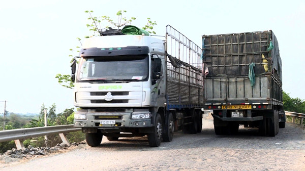 Lưu lượng phương tiện qua lại lớn khiến tuyến đường chịu nhiều áp lực. Ảnh: L.V.N