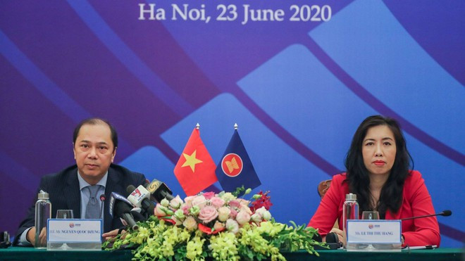  Thứ trưởng Bộ Ngoại giao Nguyễn Quốc Dũng và Người phát ngôn của Bộ Lê Thị Thu Hằng tại họp báo - Ảnh BNG