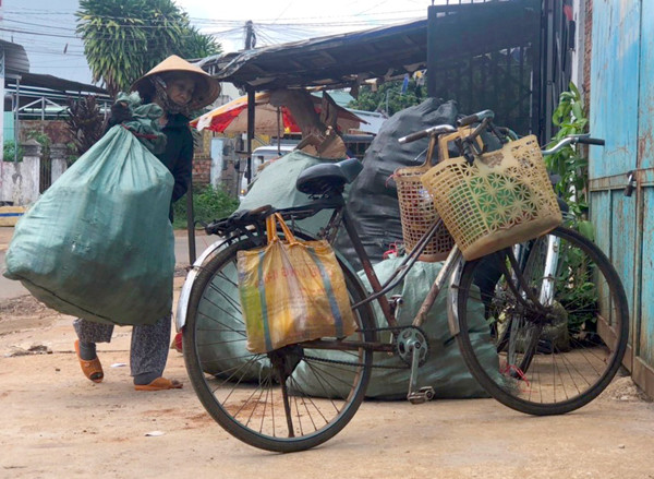 Bà Võ Thị Lực (phường Hội Thương, TP. Pleiku) thu mua phế liệu. Ảnh: P.D Bà Võ Thị Lực (phường Hội Thương, TP. Pleiku) thu mua phế liệu. Ảnh: P.D