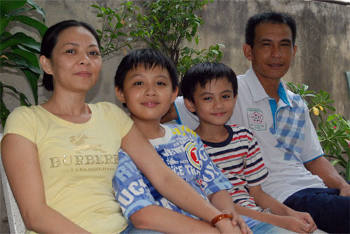 Hồng Sơn cùng gia đình. Ảnh: NVCC.