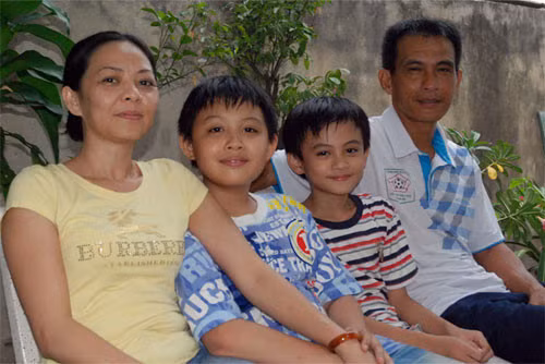 Hồng Sơn cùng gia đình. Ảnh: NVCC.