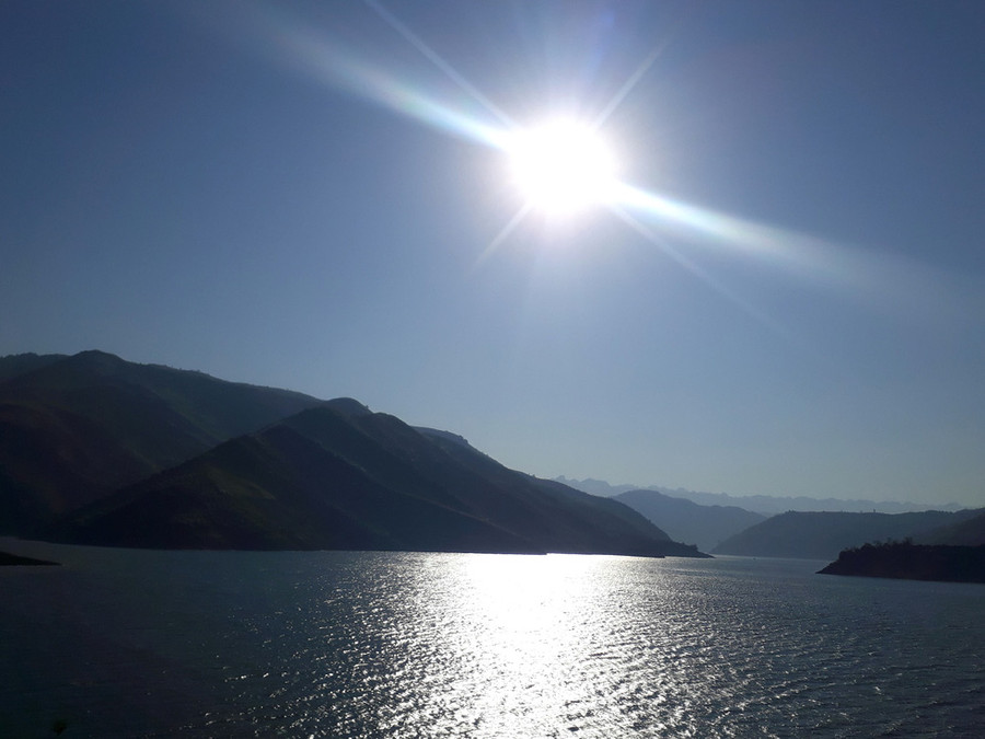 Dòng sông trải dài trước mắt, xanh mướt hòa với những dãy núi nhấp nhô phía xa hiện lên một khung hình đắt giá - Ảnh: NGUYỄN A SAY