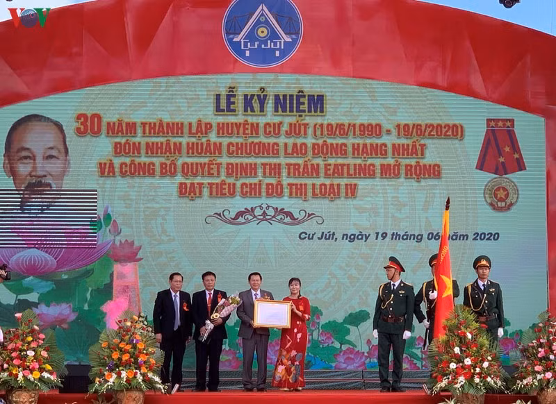 Huyện Cư Jut đón nhận Huân chương Lao động hạng Nhất.