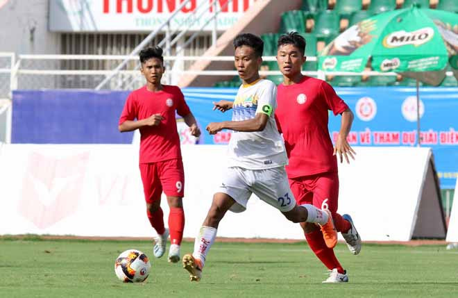 Tiền đạo Cao Hoàng Tú (áo trắng) ghi bàn thắng ấn định tỉ số 2-1 cho U19 HA.GL 2. Ảnh: Khả Hòa