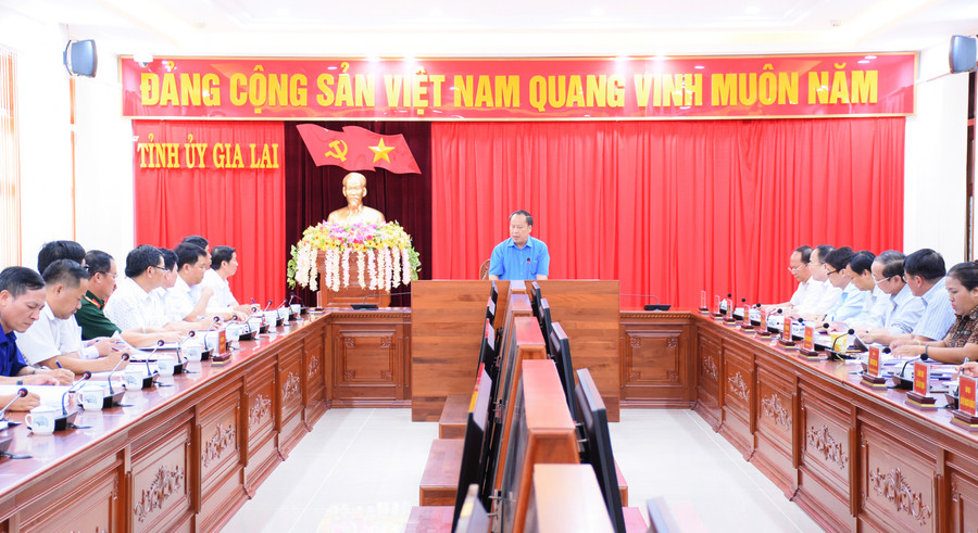 Phó Bí thư Tỉnh ủy Châu Ngọc Tuấn chủ trì buổi làm việc giữa Tổ công tác của Ban Thường vụ Tỉnh ủy với Ban Thường vụ Huyện ủy Chư Pah. Ảnh: Minh Triều Quang cảnh buổi làm việc