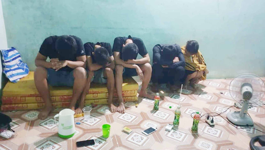 5 đối tượng tụ tập sử dụng ma túy tại xã Ia Sol. Ảnh Công an huyện Phú Thiện cung cấp