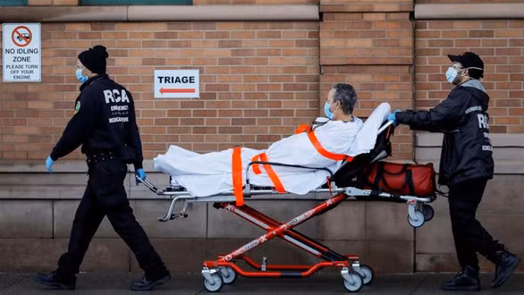  Nhân viên y tế đưa một bệnh nhân nhập viện trong thời điểm dịch bệnh tại New York, Mỹ - Ảnh: REUTERS