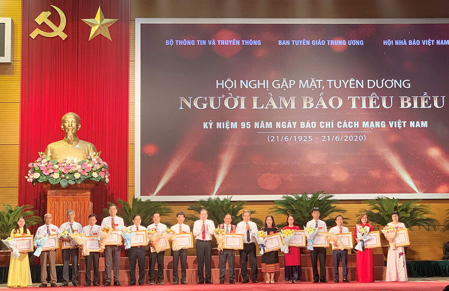 Trao bằng khen của Ban Tuyên giáo Trung ương cho những người làm báo tiêu biểu. Ảnh: P.L Trao bằng khen của Ban Tuyên giáo Trung ương cho những người làm báo tiêu biểu. Ảnh: P.L
