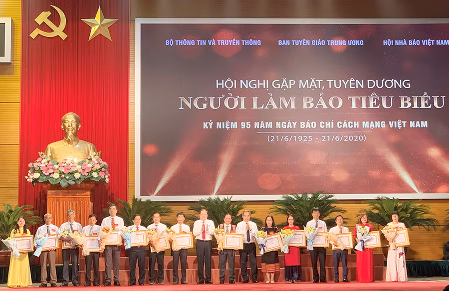 Trao bằng khen của Ban Tuyên giáo Trung ương cho những người làm báo tiêu biểu. Ảnh: P.L