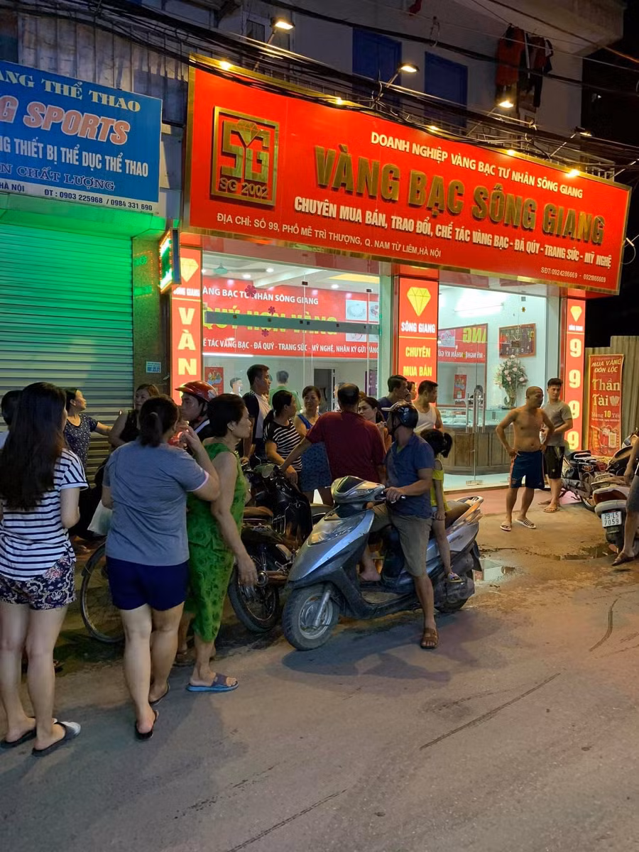  Người dân tập trung trước tiệm vàng vừa bị cướp đêm 26/6.