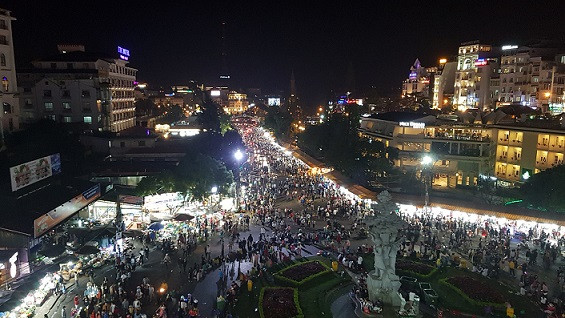 Du khách tham quan, đi dạo tại Chợ đêm Đà Lạt trong dịp nghỉ lễ.