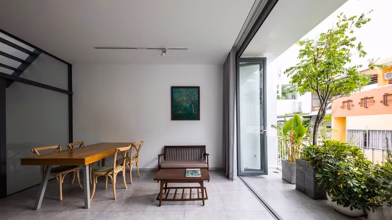 Khu vực tiếp khách đưa lên trên nhằm nhận gió thoáng và tạo sự riêng tư. Mặt tiền phía trước cung cấp một luồng hơi nước và oxy mát mẻ cho không chỉ chủ nhà mà còn cho tất cả mọi người xung quanh.