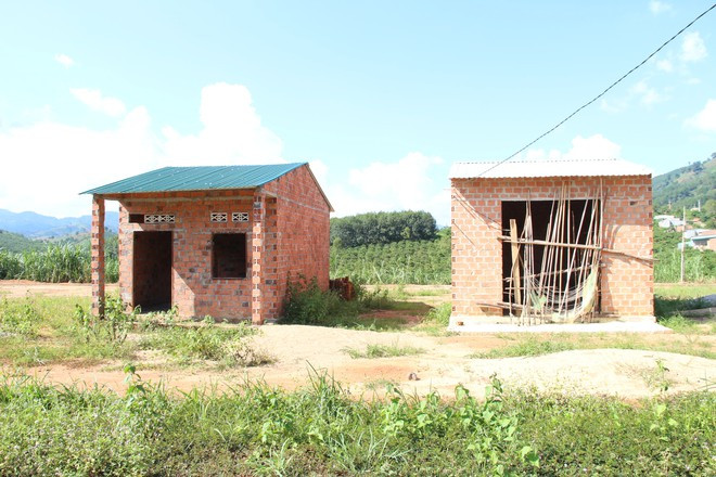 Hàng chục ngôi nhà tại khu tái định cư vẫn trong tình trạng vắng bóng người ẢNH: ĐỨC NHẬT