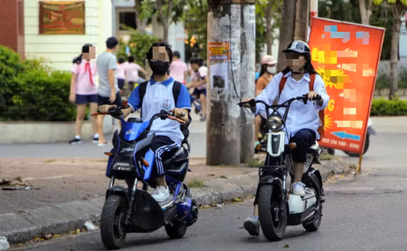 Nhiều bạn học sinh đi xe không đội mũ bảo hiểm - Ảnh: HÀ QUÂN