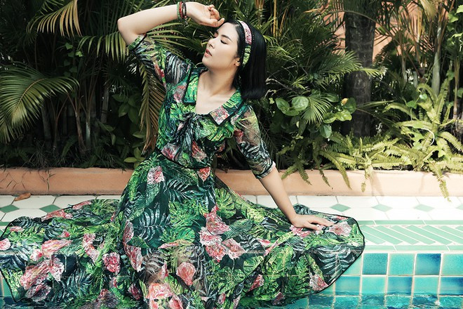 Trong bộ sưu tập này, Hà Duy khai thác dáng đầm dài tạo vẻ thướt tha. Thiết kế tay bồng, bèo nhún được sử dụng nhiều hơn cả để mang đến sự lãng mạn, nữ tính Trong bộ sưu tập này, Hà Duy khai thác dáng đầm dài tạo vẻ thướt tha. Thiết kế tay bồng, bèo nhún được sử dụng nhiều hơn cả để mang đến sự lãng mạn, nữ tính