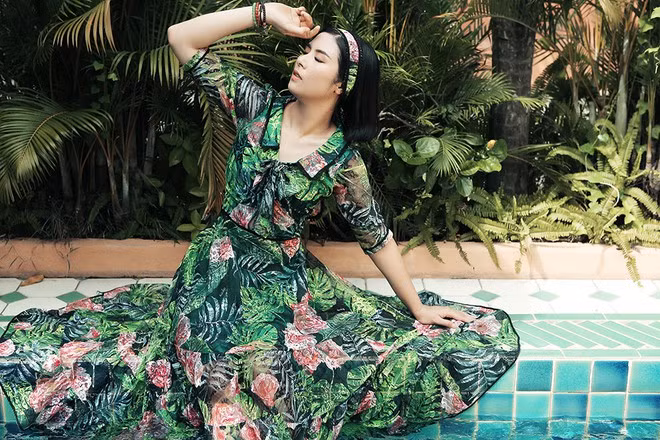 Trong bộ sưu tập này, Hà Duy khai thác dáng đầm dài tạo vẻ thướt tha. Thiết kế tay bồng, bèo nhún được sử dụng nhiều hơn cả để mang đến sự lãng mạn, nữ tính