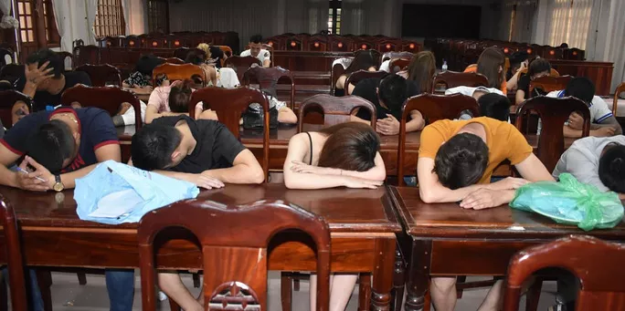 Hàng chục nam nữ dương tính trong quán karaoke. (Ảnh: Công an cung cấp)